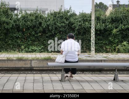 An vielen wichtigen Stationen sind die Lounges verschwunden, in denen man anhalten kann, und an ihrer Stelle finden Sie Sitze, die mehr oder weniger zufällig auf den Bahnsteigen verstreut sind. Stockfoto