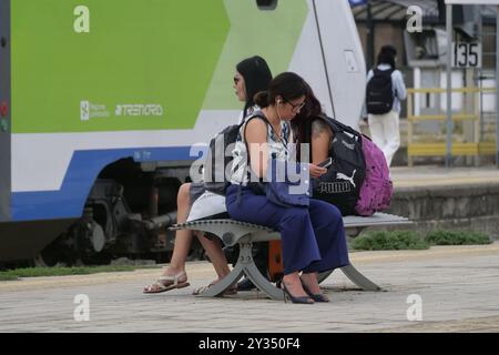 An vielen wichtigen Stationen sind die Lounges verschwunden, in denen man anhalten kann, und an ihrer Stelle finden Sie Sitze, die mehr oder weniger zufällig auf den Bahnsteigen verstreut sind. Stockfoto