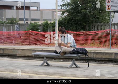 An vielen wichtigen Stationen sind die Lounges verschwunden, in denen man anhalten kann, und an ihrer Stelle finden Sie Sitze, die mehr oder weniger zufällig auf den Bahnsteigen verstreut sind. Stockfoto