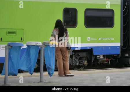 An vielen wichtigen Stationen sind die Lounges verschwunden, in denen man anhalten kann, und an ihrer Stelle finden Sie Sitze, die mehr oder weniger zufällig auf den Bahnsteigen verstreut sind. Stockfoto