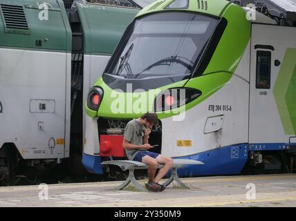 An vielen wichtigen Stationen sind die Lounges verschwunden, in denen man anhalten kann, und an ihrer Stelle finden Sie Sitze, die mehr oder weniger zufällig auf den Bahnsteigen verstreut sind. Stockfoto