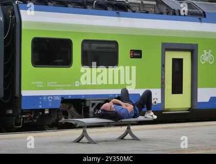 An vielen wichtigen Stationen sind die Lounges verschwunden, in denen man anhalten kann, und an ihrer Stelle finden Sie Sitze, die mehr oder weniger zufällig auf den Bahnsteigen verstreut sind. Stockfoto