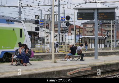 An vielen wichtigen Stationen sind die Lounges verschwunden, in denen man anhalten kann, und an ihrer Stelle finden Sie Sitze, die mehr oder weniger zufällig auf den Bahnsteigen verstreut sind. Stockfoto