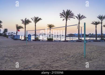 Beach-volleyball-Feld auf einem roten Meer Strand bei Sonnenaufgang in Hurghada City Stockfoto