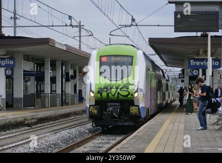 An vielen wichtigen Stationen sind die Lounges verschwunden, in denen man anhalten kann, und an ihrer Stelle finden Sie Sitze, die mehr oder weniger zufällig auf den Bahnsteigen verstreut sind. Stockfoto