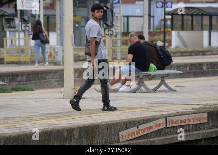 An vielen wichtigen Stationen sind die Lounges verschwunden, in denen man anhalten kann, und an ihrer Stelle finden Sie Sitze, die mehr oder weniger zufällig auf den Bahnsteigen verstreut sind. Stockfoto