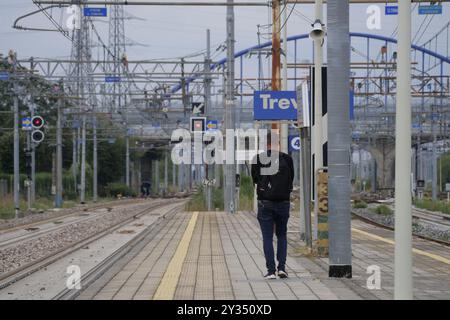 An vielen wichtigen Stationen sind die Lounges verschwunden, in denen man anhalten kann, und an ihrer Stelle finden Sie Sitze, die mehr oder weniger zufällig auf den Bahnsteigen verstreut sind. Stockfoto