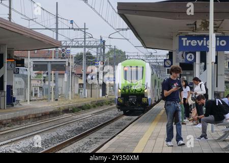 An vielen wichtigen Stationen sind die Lounges verschwunden, in denen man anhalten kann, und an ihrer Stelle finden Sie Sitze, die mehr oder weniger zufällig auf den Bahnsteigen verstreut sind. Stockfoto