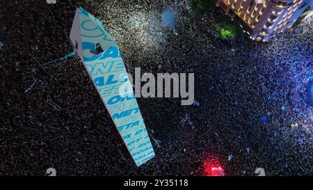 Buenos Aires, Argentinien, 18. Dezember 2022: Aus der Vogelperspektive glückliche argentinische Fans, die im Obelisk feiern, nachdem sie das letzte Fußballspiel in der QA gewonnen haben Stockfoto