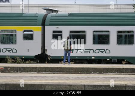 An vielen wichtigen Stationen sind die Lounges verschwunden, in denen man anhalten kann, und an ihrer Stelle finden Sie Sitze, die mehr oder weniger zufällig auf den Bahnsteigen verstreut sind. Stockfoto