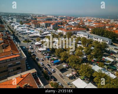 Drohnenansicht des Freiluftmarktes in Espinho, Portugal Stockfoto