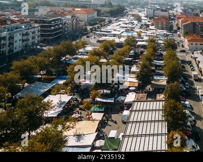 Drohnenansicht des Freiluftmarktes in Espinho, Portugal Stockfoto