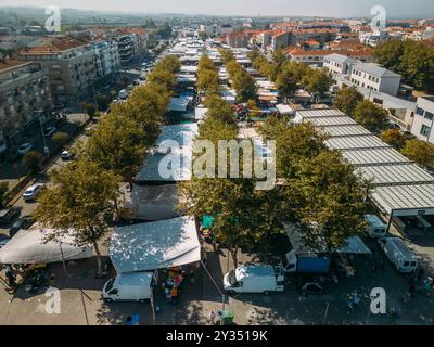 Drohnenansicht des Freiluftmarktes in Espinho, Portugal Stockfoto