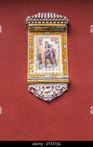 Jungfrau Maria und das Jesuskind Farben auf einem kleinen keramischen Veranda auf einer grena farbigen Wand auf der Insel Teneriffa darstellen Stockfoto