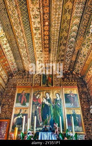 Hauptaltar, 16. Jahrhundert, polychrome Decke in der Kirche St. Michael Erzengel, UNESCO-Weltkulturerbe, Dorf Dębno, Podhale, Malopolska, Polen Stockfoto