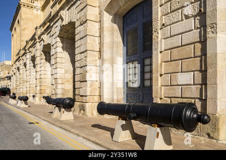 Alte Kanonen standen vor der Fassade des Marinemuseums in Malta Stockfoto