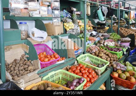 Obst- und Gemüseshow auf dem Gewürzmarkt in Mombasa, Kenia, Afrika Stockfoto