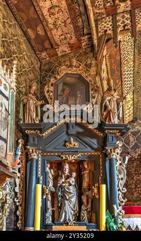 Jungfrau Maria mit Jesuskind am Seitenaltar, in der Kirche St. Michael Erzengel, UNESCO-Weltkulturerbe, Dorf Dębno, Podhale, Malopolska, Polen Stockfoto