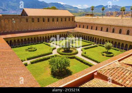 Blick auf den Kreuzgang der Kathedrale Santa Maria Nuova in Monreale, North West Sizilien Stockfoto