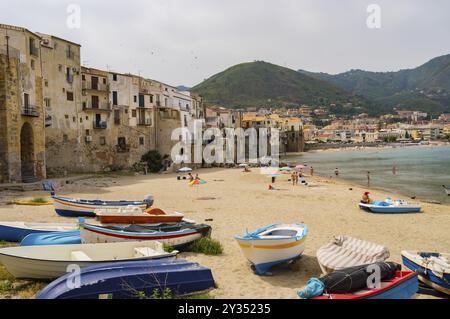 Blick auf das Boot, der Altstadt und dem Strand in der Stadt Cefalu in Sizilien im Norden Sizilien Stockfoto