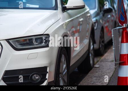 Allgemeine Fahrzeugscheinwerfer-Kombiinstrument oder Nahaufnahme der Scheinwerfer. Geparktes generisches Auto, geringe Tiefenschärfe, keine Personen. Stockfoto