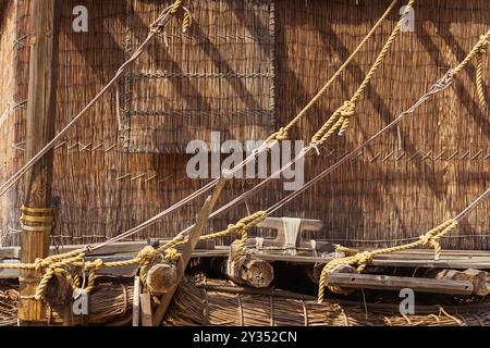 Eine Mauer aus Schilf, Stroh und Seilen auf großen Stämmen Stockfoto