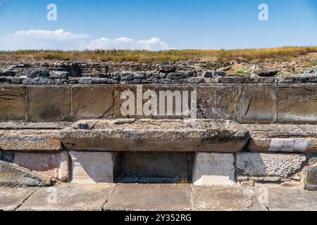 Ursprünge: Teil der mazedonischen Stadt Stobi aus dem Jahr 359 v. Chr., gegen einen blauen Himmel mit Wolken. Stockfoto