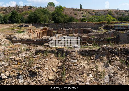 Antike Landschaft: Stobi mazedonische Stadt aus 359 v. Chr., Überreste und Ausgrabungsstätte unter dem blauen Himmel Stockfoto