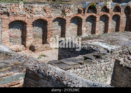 Bogenrahmen Mauer: Überreste der antiken mazedonischen Stadt, Stobi 359 v. Chr. Muster und Textur. Stockfoto