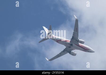 Chiangmai, Thailand - 23. Dezember 2023: B-5812 Boeing 737-700 von Ruili Airlines. Fahren Sie von Chiangmai nach Kunming. Stockfoto