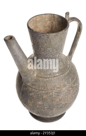 Ein alter russischer gusseiserner Topf auf weißem Hintergrund. Hochwertige Fotos Stockfoto