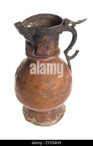 Ein alter russischer gusseiserner Topf auf weißem Hintergrund. Hochwertige Fotos Stockfoto