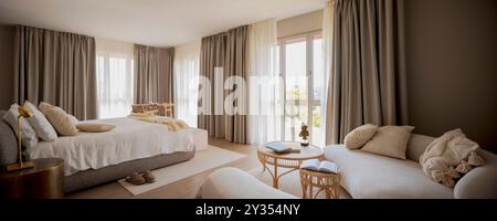 Panorama des minimalistischen Design-Schlafzimmers in einem modernen Haus. Es gibt ein großes Doppelbett mit Nachttisch, ein leichtes Sofa und einen Schreibtisch mit Stuhl. Nein ein Stockfoto