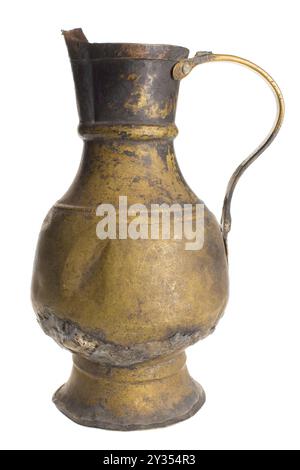 Ein alter russischer gusseiserner Topf auf weißem Hintergrund. Hochwertige Fotos Stockfoto