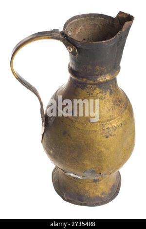 Ein alter russischer gusseiserner Topf auf weißem Hintergrund. Hochwertige Fotos Stockfoto