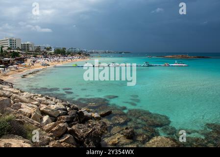 Menschen, die sich entspannen und schwimmen am berühmten Feigenbaum Bucht Strand im Protaras Touristenresort in Zypern Stockfoto