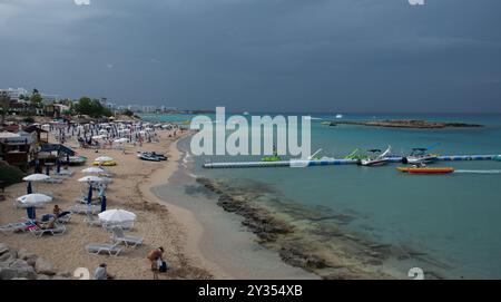 Menschen, die sich entspannen und schwimmen am berühmten Feigenbaum Bucht Strand im Protaras Touristenresort in Zypern Stockfoto