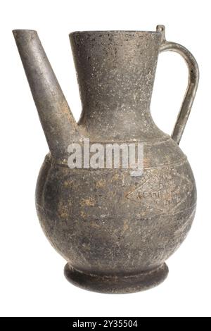 Ein alter russischer gusseiserner Topf auf weißem Hintergrund. Hochwertige Fotos Stockfoto