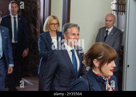 Der US-Außenminister Antony Blinken betritt das Gebäude des polnischen Außenministeriums. Radoslaw Sikorski, Außenminister Polens, begrüßte den US-Außenminister Antony Blinken in Warschau zu einem hochrangigen diplomatischen Treffen. Bei diesem Besuch wird die strategische Partnerschaft zwischen Polen und den Vereinigten Staaten hervorgehoben, wobei der Schwerpunkt auf der Stärkung der bilateralen Beziehungen, der Verbesserung der regionalen Sicherheit und der Ausweitung der Zusammenarbeit innerhalb der NATO liegt. Die Gespräche umfassten kritische Themen wie Verteidigungszusammenarbeit, Energiesicherheit und gemeinsame Unterstützung für die Ukraine unter den derzeitigen regionalen Tensi Stockfoto