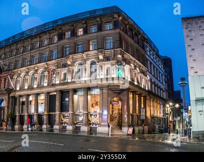 Farbenfrohes Straßenbild des Hard Days Night Hotels in der Gegend, die heute als Cavern Quarter bekannt ist und mit der Popgruppe der Beatles aus den 1960er Jahren in Verbindung steht Stockfoto