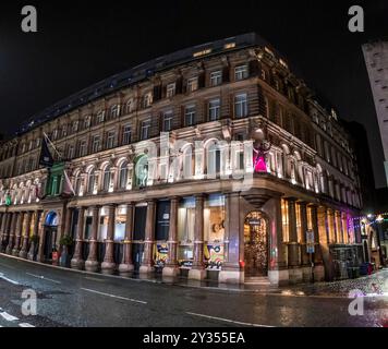 Farbenfrohes Straßenbild des Hard Days Night Hotels in der Gegend, die heute als Cavern Quarter bekannt ist und mit der Popgruppe der Beatles aus den 1960er Jahren in Verbindung steht Stockfoto