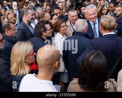 Paris, Frankreich, . September 2024. Bruno Le Maire schüttelt den Gästen und Mitarbeitern des ministeriums bei einer Abschiedszeremonie im französischen Ministerium für Wirtschaft und Finanzen (Bercy) am 12. September 2024 in Paris die Hand. Frankreich wird "nächste Woche" eine neue Regierung haben, sagte kürzlich der konservative Premierminister Michel Barnier am 12. September, als er Kandidaten für die Leitung von Ministerien vor einem unberechenbaren hängenden parlament aussuchte. Foto: Jean-Bernard Vernier/JBV News/ABACAPRESS. COM Credit: Abaca Press/Alamy Live News Stockfoto