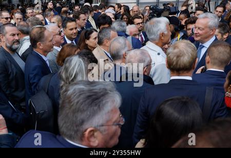 Paris, Frankreich, . September 2024. Bruno Le Maire schüttelt den Gästen und Mitarbeitern des ministeriums bei einer Abschiedszeremonie im französischen Ministerium für Wirtschaft und Finanzen (Bercy) am 12. September 2024 in Paris die Hand. Frankreich wird "nächste Woche" eine neue Regierung haben, sagte kürzlich der konservative Premierminister Michel Barnier am 12. September, als er Kandidaten für die Leitung von Ministerien vor einem unberechenbaren hängenden parlament aussuchte. Foto: Jean-Bernard Vernier/JBV News/ABACAPRESS. COM Credit: Abaca Press/Alamy Live News Stockfoto
