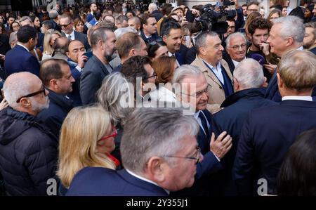 Paris, Frankreich, . September 2024. Bruno Le Maire schüttelt den Gästen und Mitarbeitern des ministeriums bei einer Abschiedszeremonie im französischen Ministerium für Wirtschaft und Finanzen (Bercy) am 12. September 2024 in Paris die Hand. Frankreich wird "nächste Woche" eine neue Regierung haben, sagte kürzlich der konservative Premierminister Michel Barnier am 12. September, als er Kandidaten für die Leitung von Ministerien vor einem unberechenbaren hängenden parlament aussuchte. Foto: Jean-Bernard Vernier/JBV News/ABACAPRESS. COM Credit: Abaca Press/Alamy Live News Stockfoto