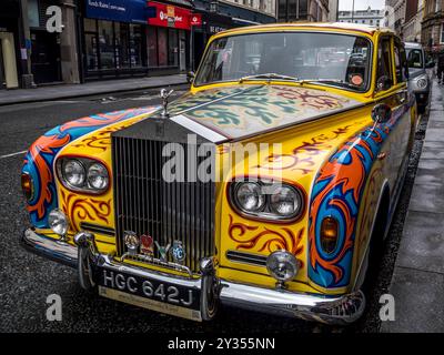 Diese farbenfrohe Straßenszene eines Phantom Rolls Royce an der John Street liegt neben dem Cavern Quarter, das in den 1960er Jahren von den Beatles berühmt wurde Stockfoto