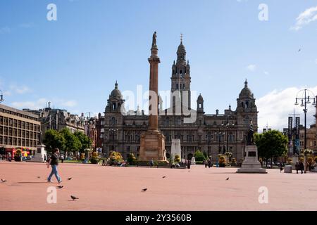 George Square, Glasgow mit dem Walter Scott Memorial, dem war Memorial und den City Chambers. Stockfoto