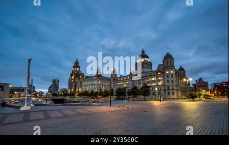 Dieses Bild von Pier Head zeigt die Gebäude, die als die drei Graces bekannt sind, wie das Royal Liver Building, das Cunard Building und das Port of Liverpool Building Stockfoto