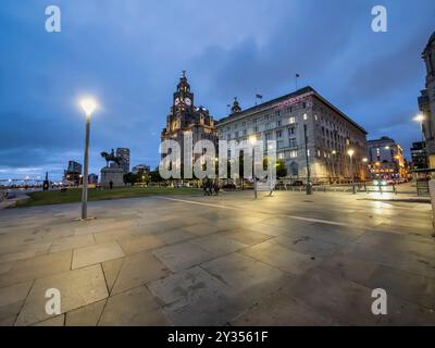 Dieses Bild von Pier Head zeigt die Gebäude, die als die drei Graces bekannt sind, wie das Royal Liver Building, das Cunard Building und das Port of Liverpool Building Stockfoto