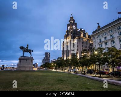 Dieses Bild von Pier Head zeigt die Gebäude, die als die drei Graces bekannt sind, wie das Royal Liver Building, das Cunard Building und das Port of Liverpool Building Stockfoto