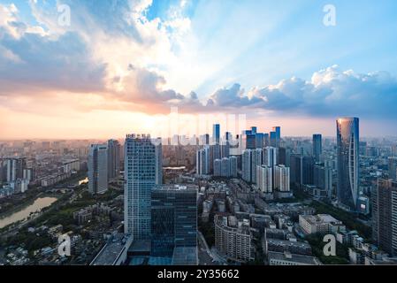 Skyline der Innenstadt bei Sonnenuntergang in Chengdu, Sichuan, China. Stockfoto